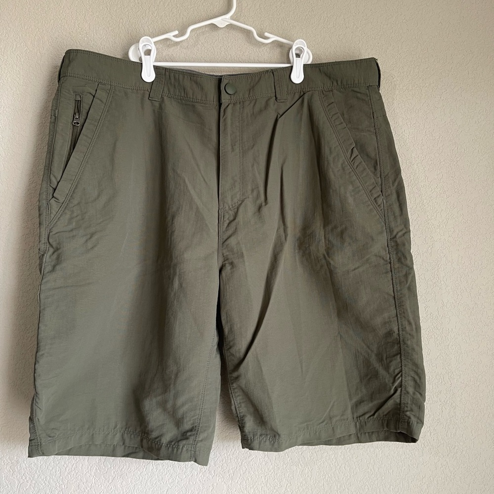 NordicTrack Mens size 40 olive green shorts